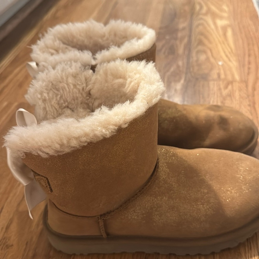 Glitter uggs. Mini Bailey bow II